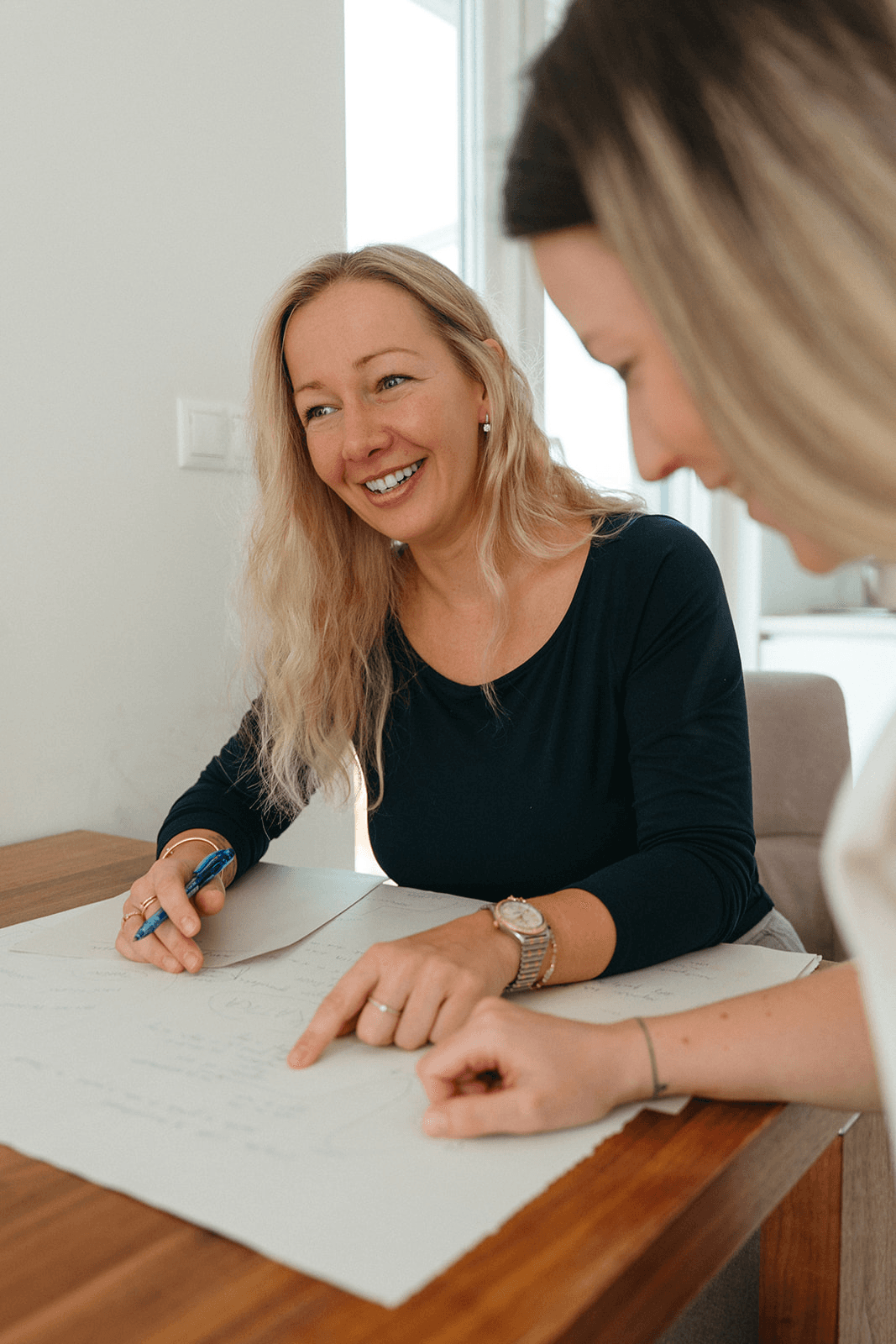 Martina Kováčová při konzultaci s klientkou — hypnoterapie a koučink Praha