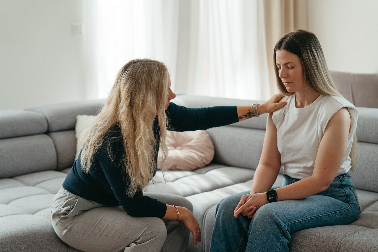 Martina Kováčová při práci s klientkou, která má zavřené oči a je v hlubokém uvolnění